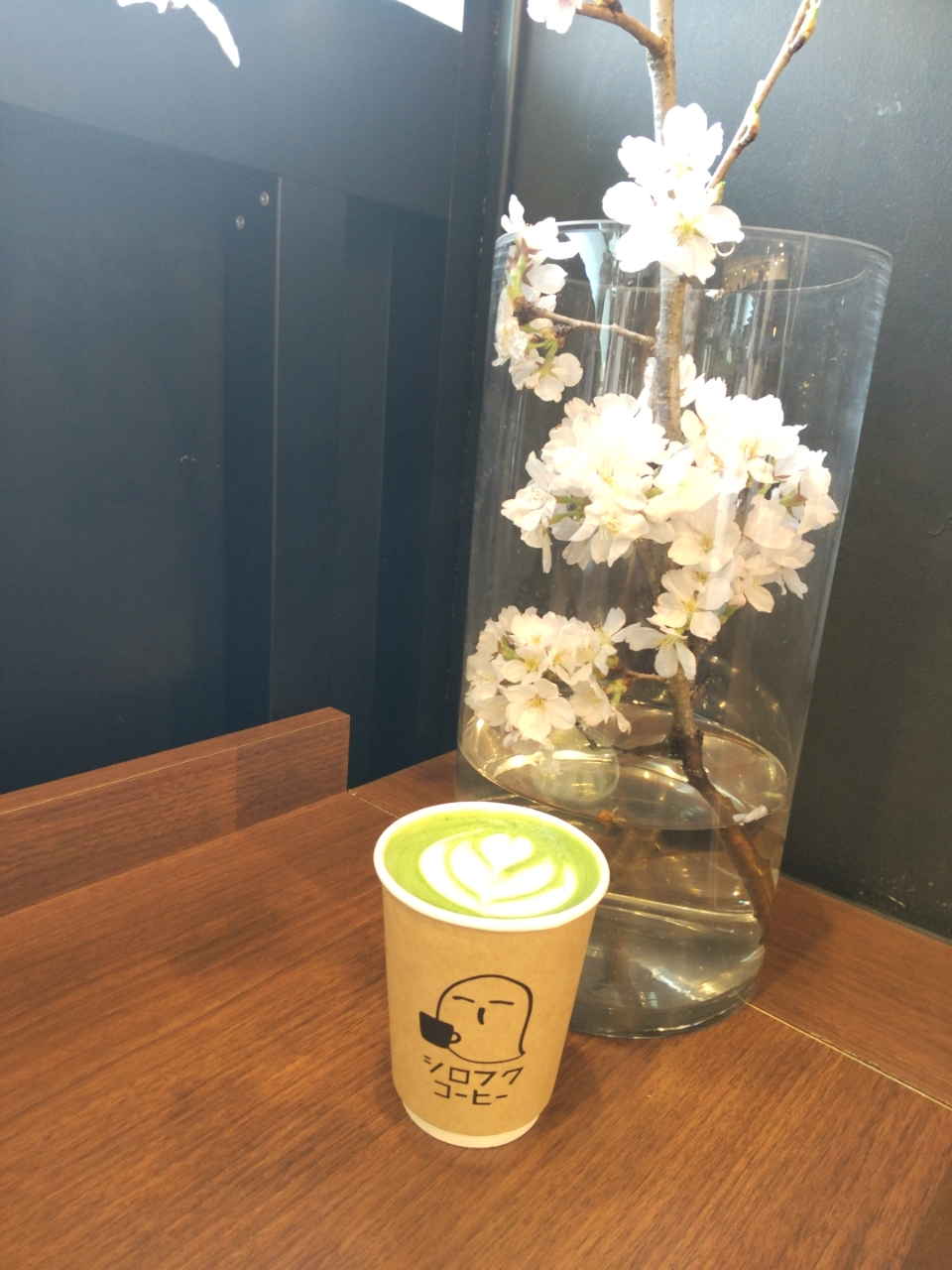 シロフクコーヒーの抹茶ラテと桜の飾り