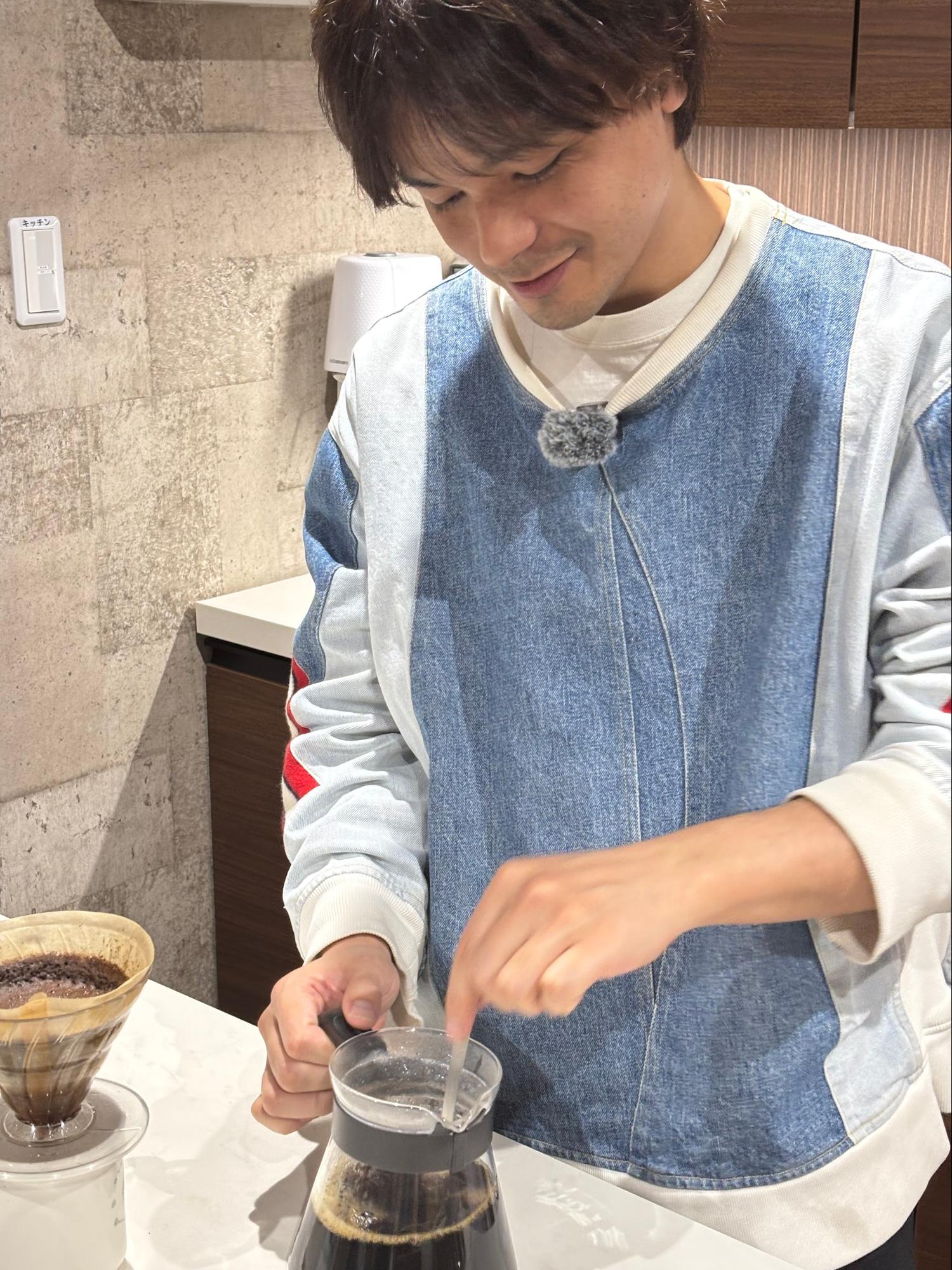 コーヒーを淹れるよなたん