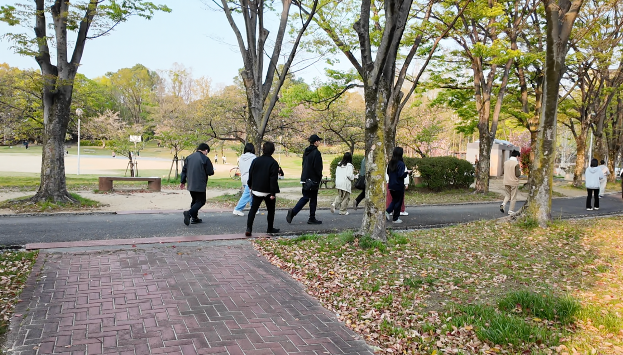 公園の道を歩く塾生たち