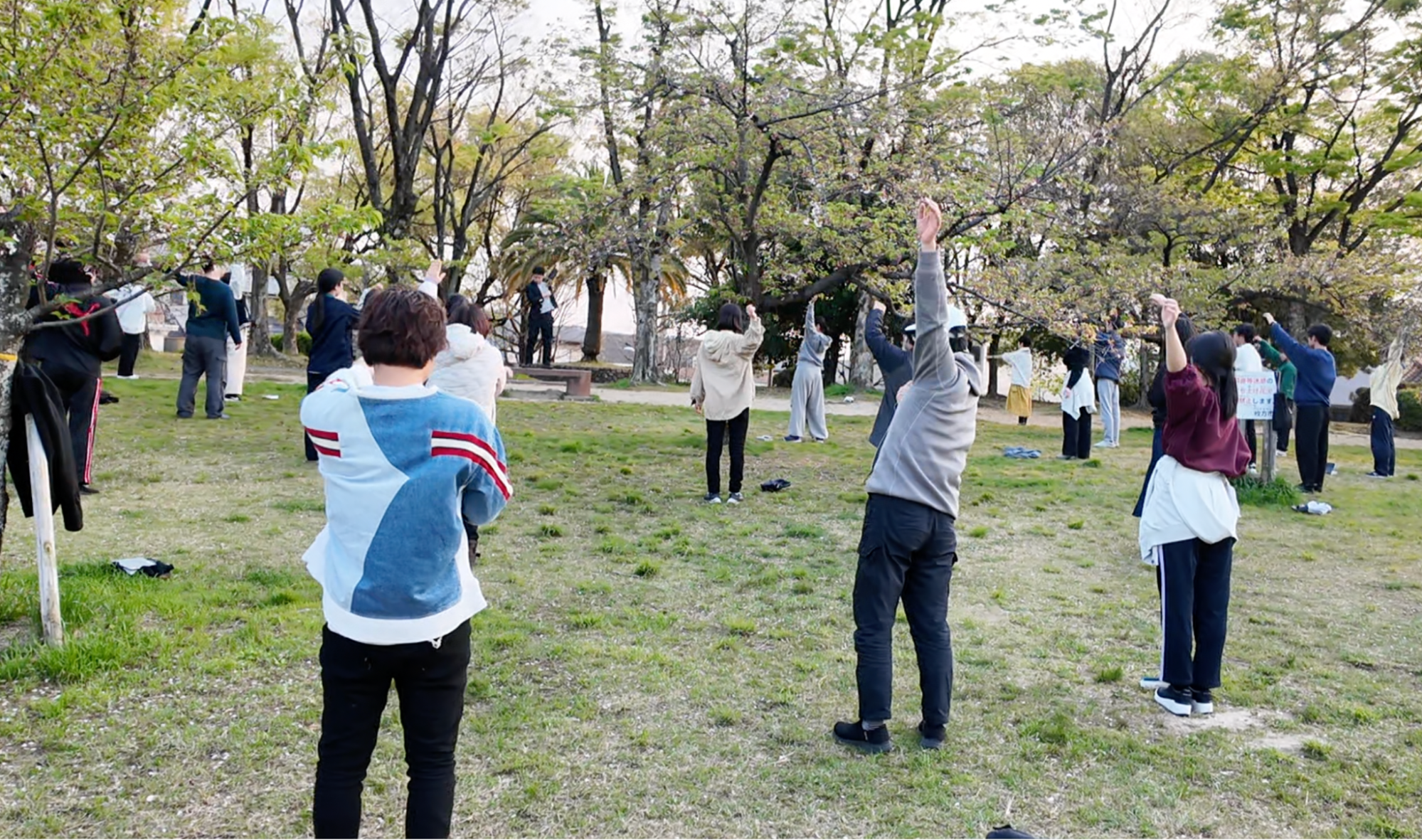 公園で体操をする塾生たち
