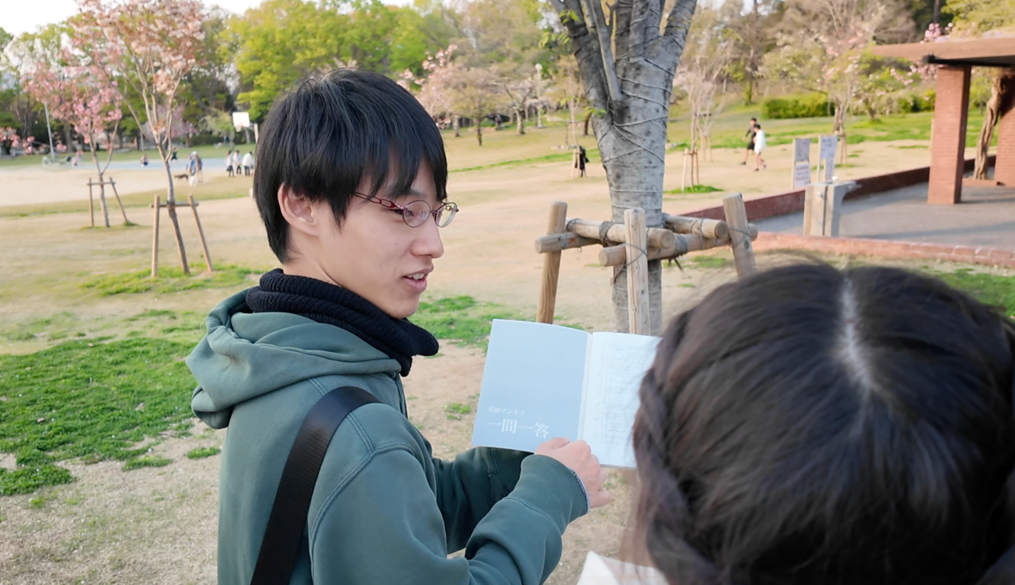 公園で塾生と話す阿部先生