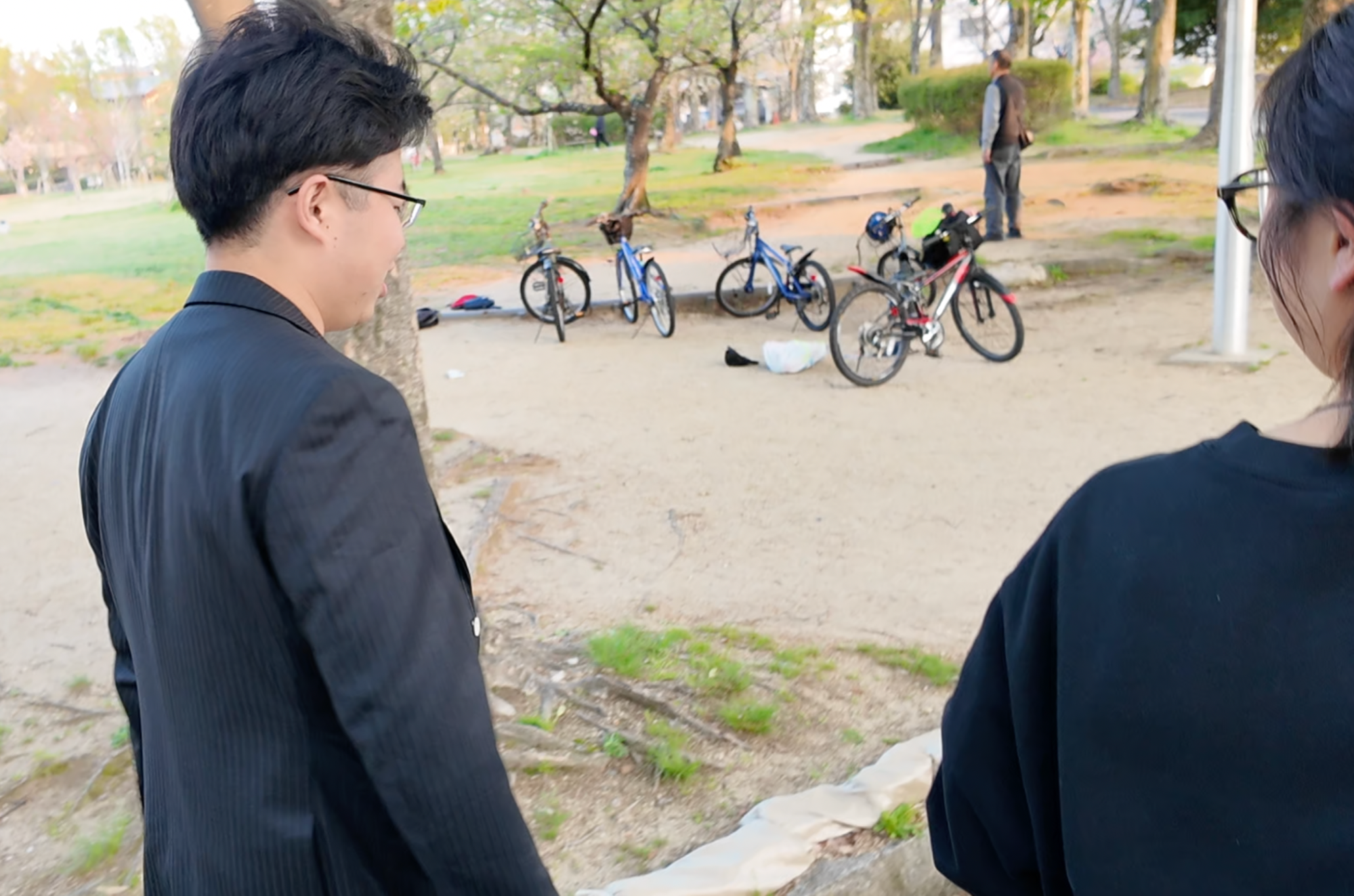 公園で塾生と話す岡本先生