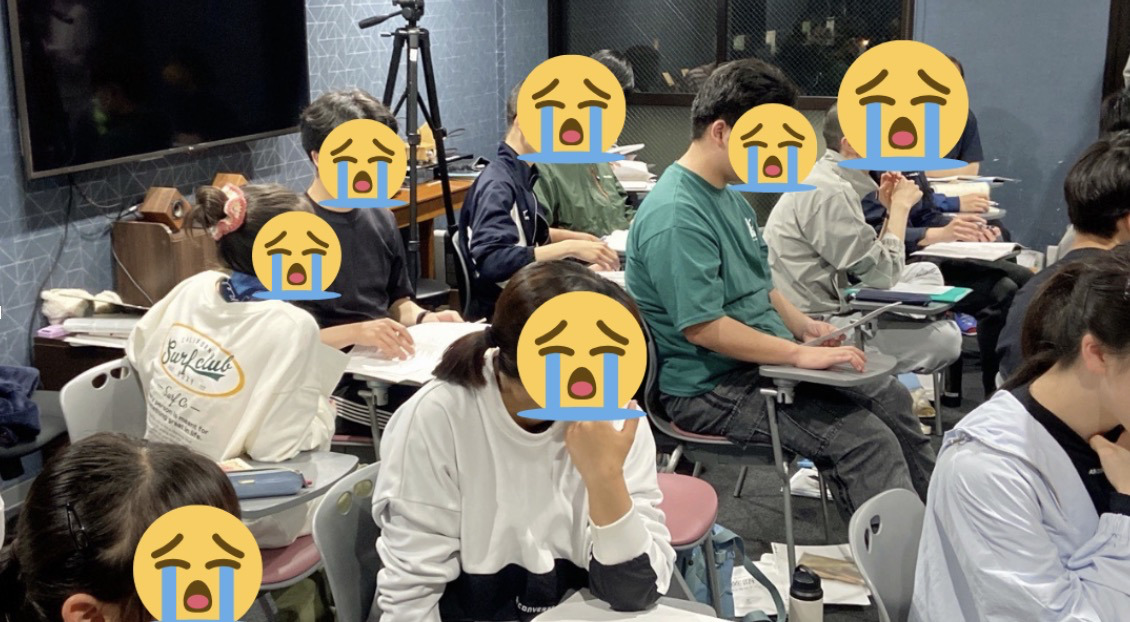 真剣な表情で説明を聞く生徒たち