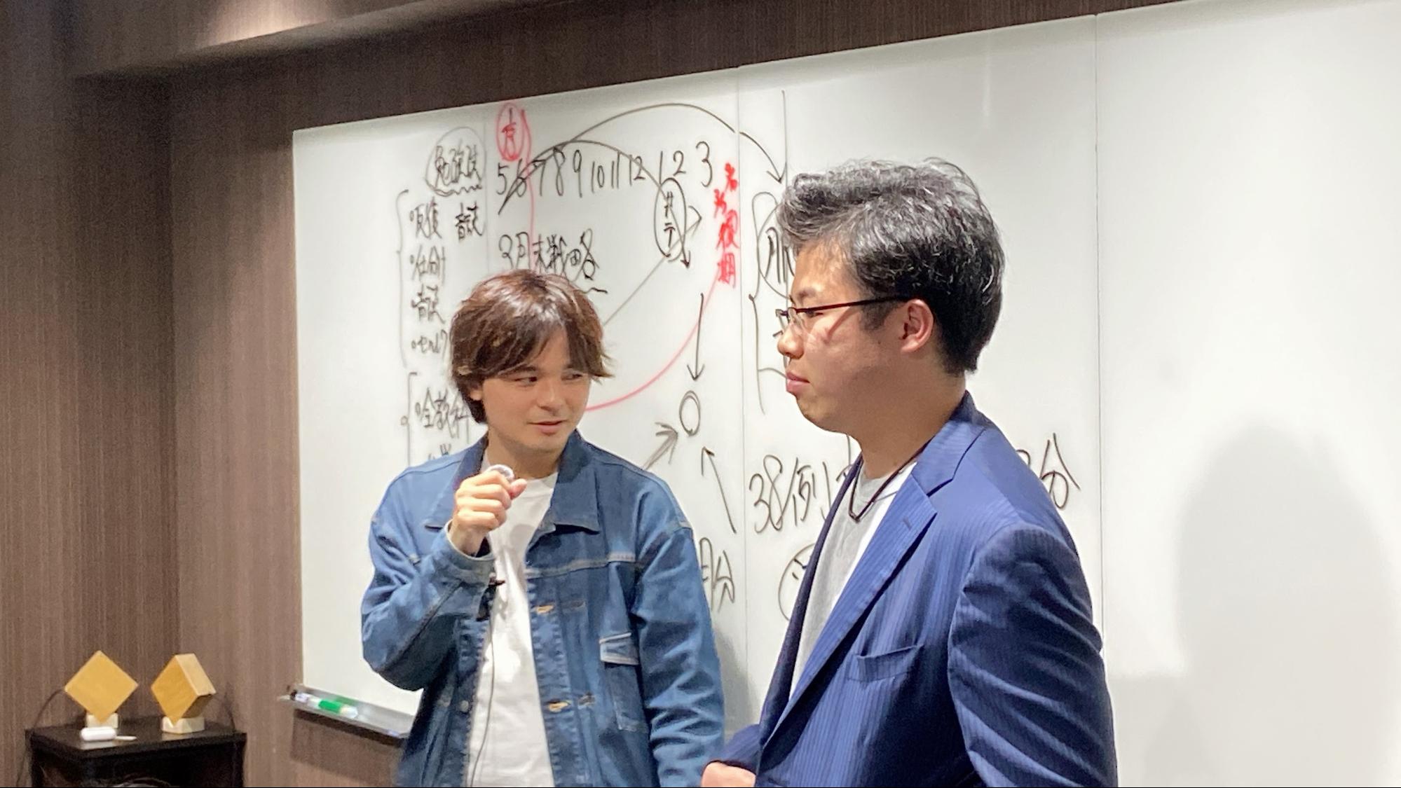 イベントの説明をする講師と生徒たち