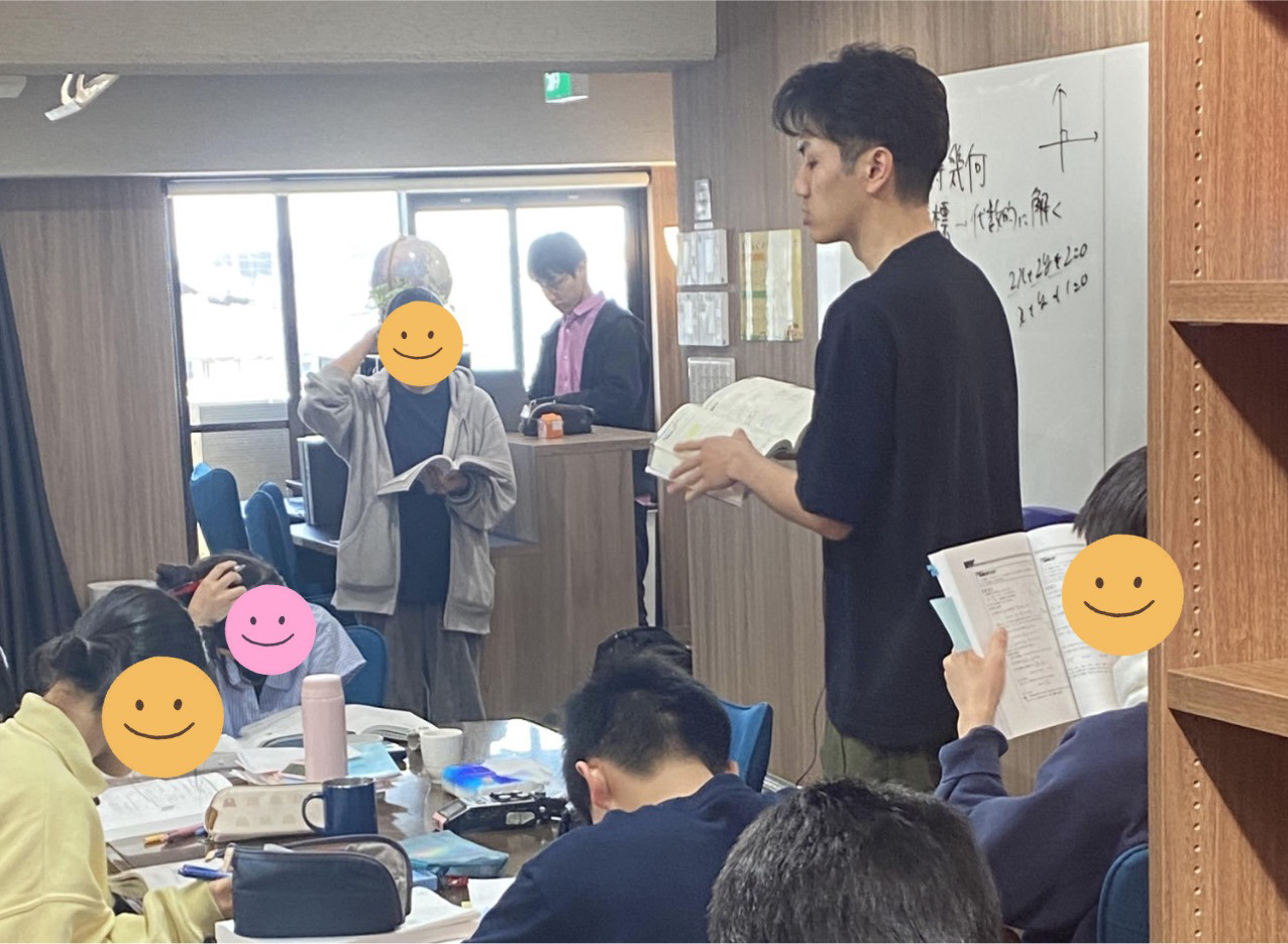 生徒たちが集まって数学の勉強会に参加している様子
