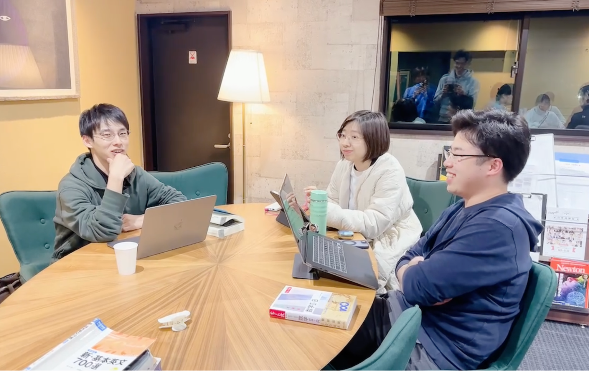 阿部先生、ゆかさん、岡本憩先生が再び話し合っている様子