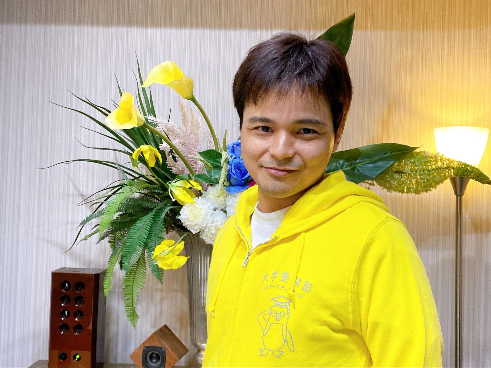 講師よなたんが黄色いパーカーを着て正面を向いている写真