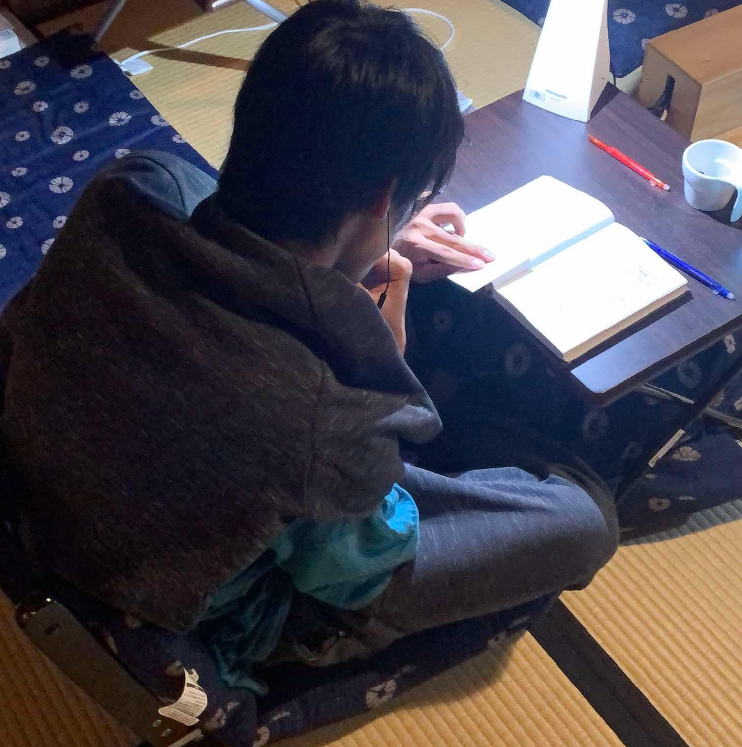 当塾の専用合宿施設で勉強をするわたし